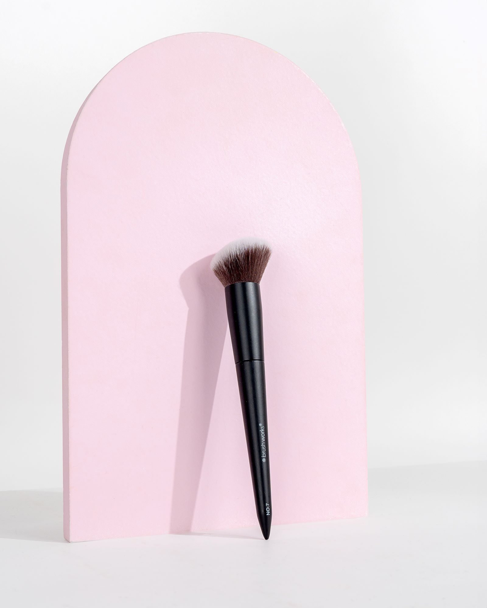 BRUSHWORKS Angled Blush Brush, Bild 5 von 5
