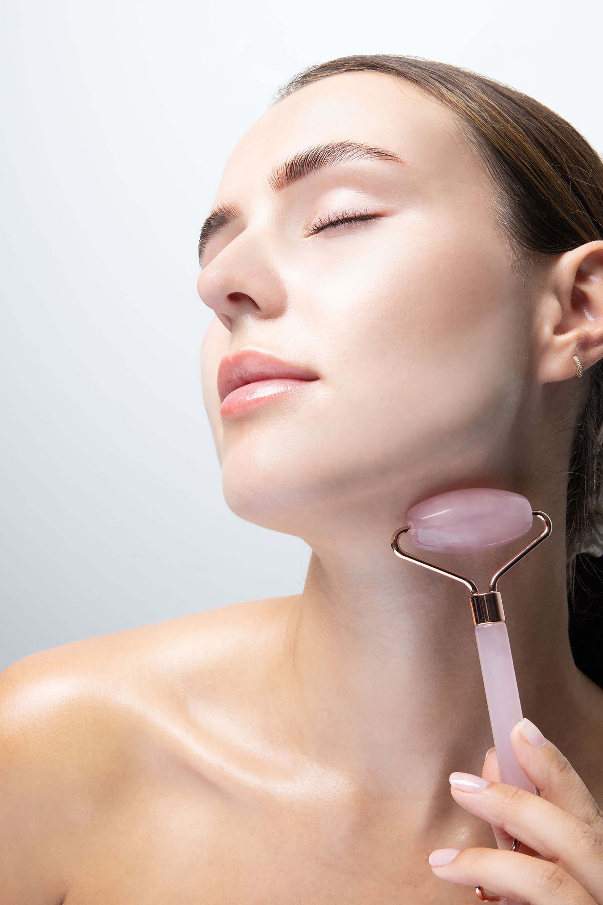BRUSHWORKS Rose Resin Roller & Gua Sha, Bild 3 von 4
