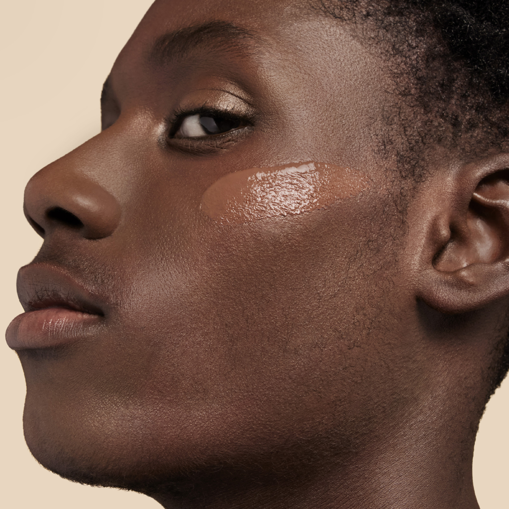 Yves Saint Laurent All Hours Foundation, Bild 3 von 5