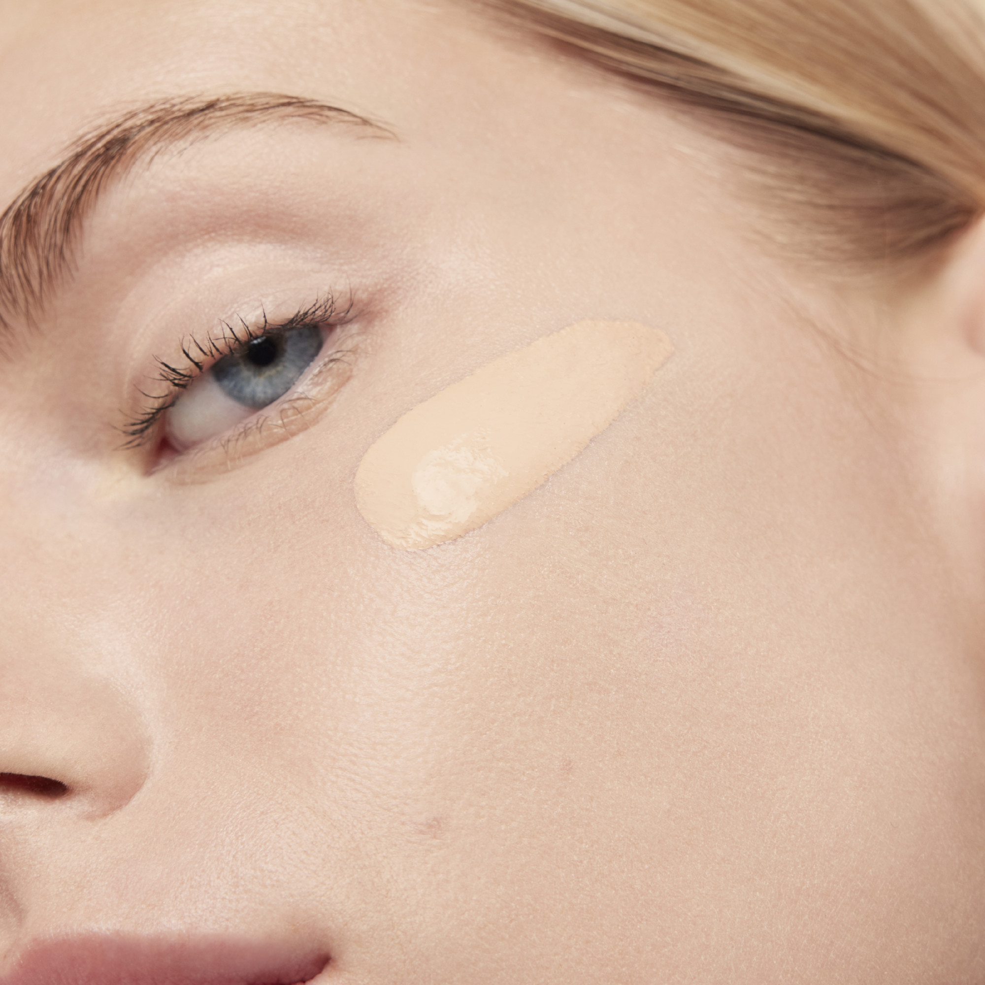 Yves Saint Laurent All Hours Foundation, Bild 3 von 5