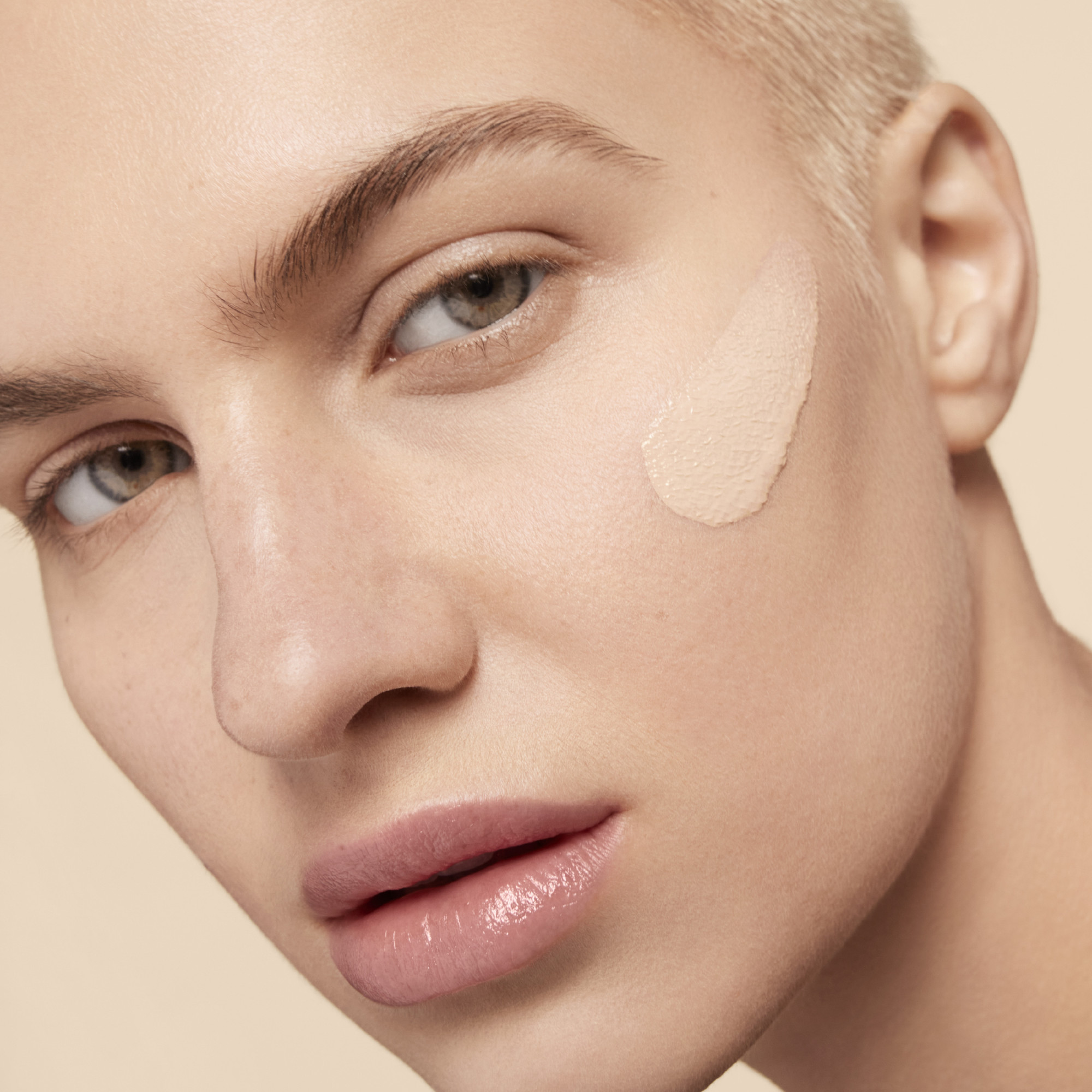 Yves Saint Laurent All Hours Foundation, image 4 sur 5